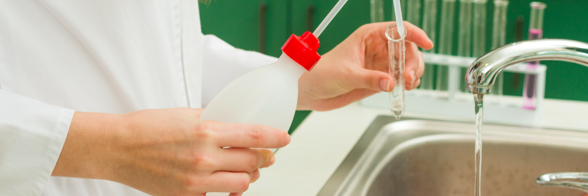 実験器具を洗浄するイメージ